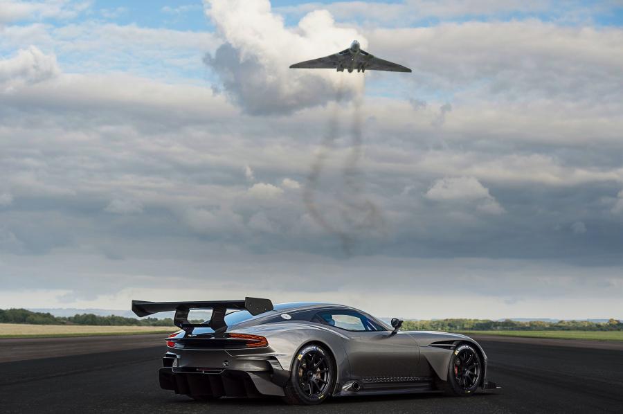  Aston Martin Vulcan 2016 года  (фото 8 из 38)